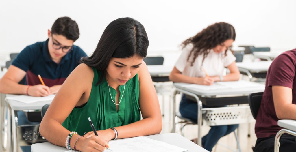Universidad DARUMA, Inicio, Cuatro Estudiantes sentados, realizando un examen