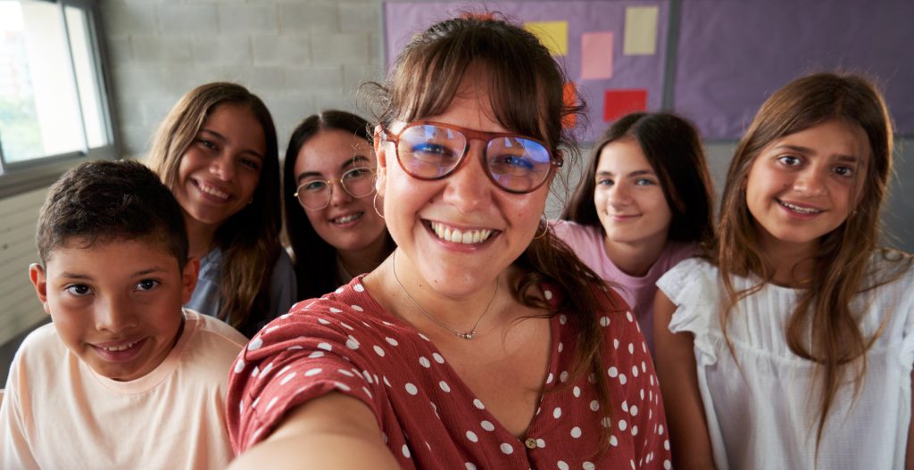 Universidad DARUMA, Inicio, Maestra con lentes tomando se una selfie con sus cinco alumnos.