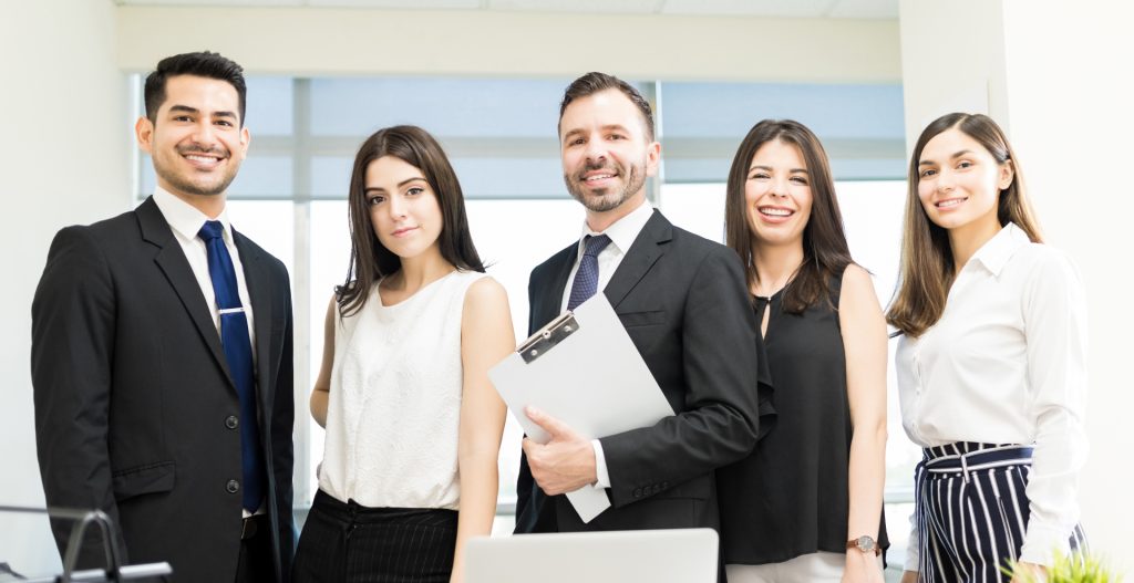 Universidad DARUMA, Inicio, Grupo de personas, vestidas formalmente para una presentación.