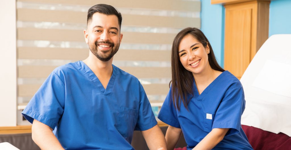 Universidad DARUMA, Inicio, Dos personas del area de salud sentados en una camilla.